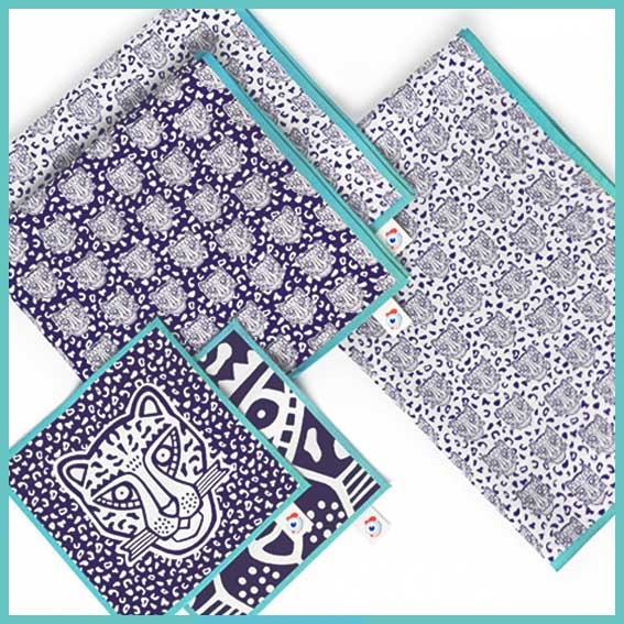 Pack Coco d'Amour GRRR. Bord turquoise. motif léopard, couleur bleu foncé. Motif rosette.