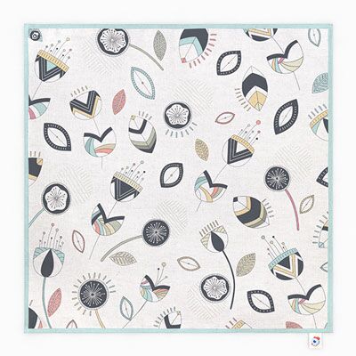 Packshot serviette de table Inca motif floral, couleurs pastels, bleu, rose.