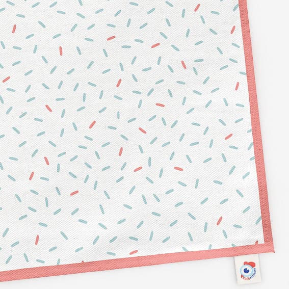 Détail du torchon INCA Le Picchu, motif confettis aux teintes pastel.